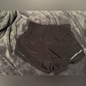 Lululemon hotty hot high rise 2.5 in NWOT
